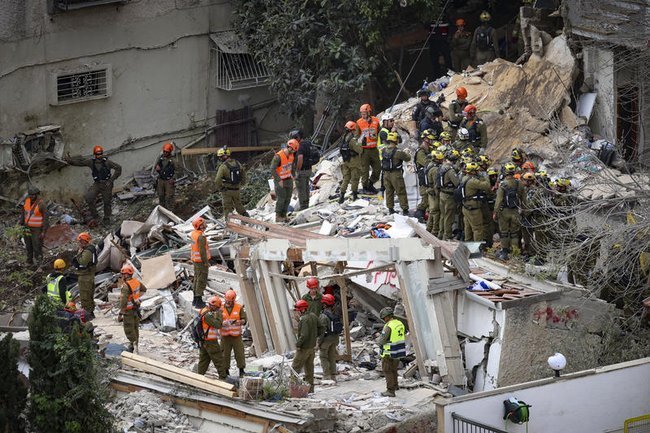 На месте падения иранской ракеты в Хайфе