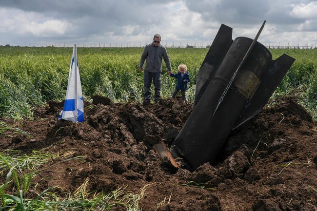 Местные жители осматривают фрагмент иранской ракеты на Голанских высотах