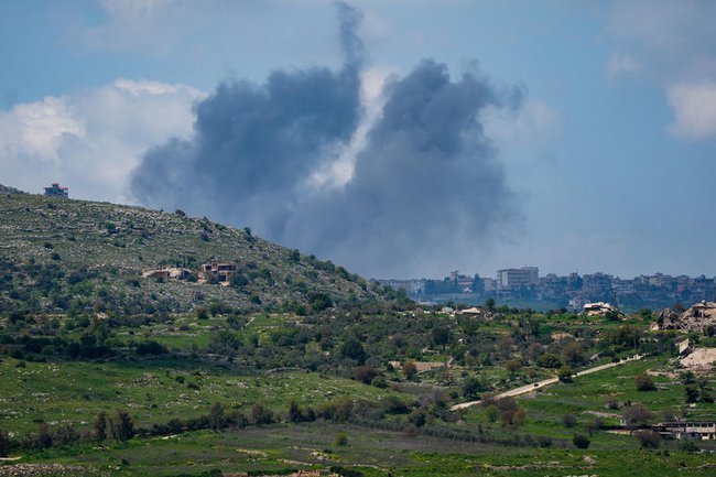 Дым поднимается над южным Ливаном после израильских авиаударов