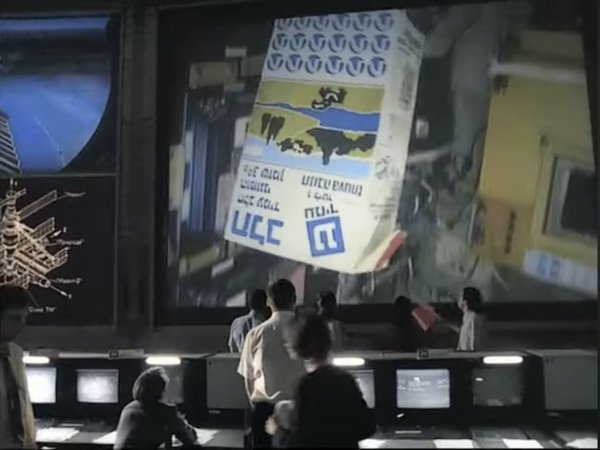 рекламный ролик Tnuva - космонавт с пакетом молока