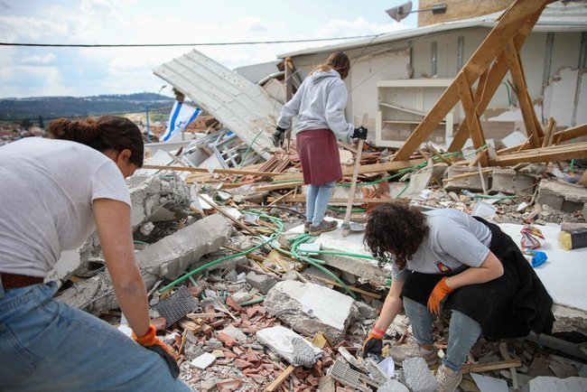 Волонтеры на месте попадания иранской ракеты в Бейт-Шемеше.