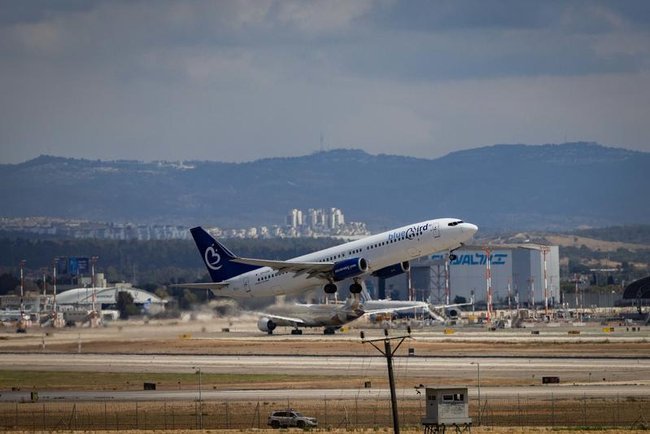 Самолет Bluebird Airways взлетает из аэропорта имени Бен-Гуриона.