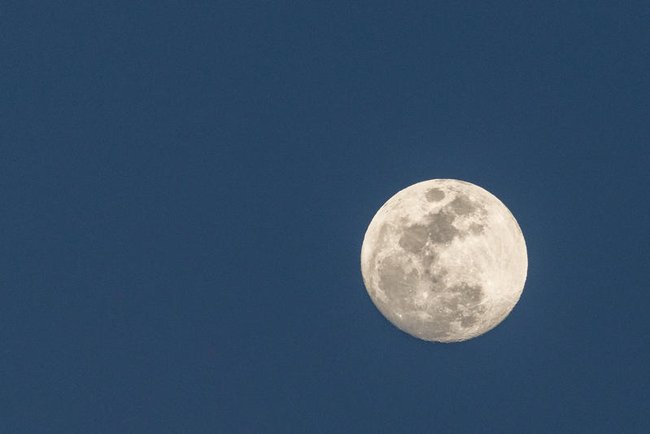 Полная луна в израильском небе.