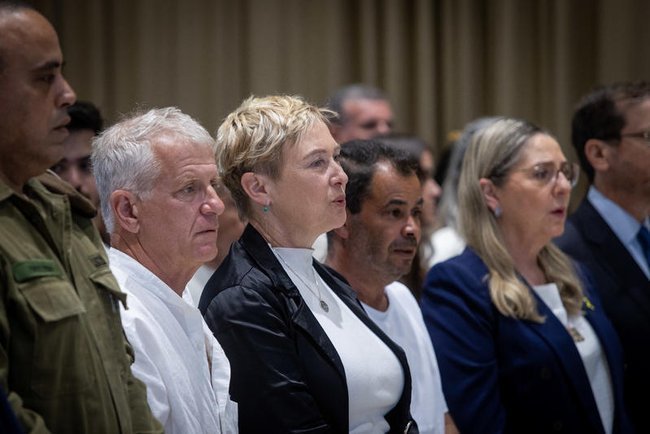 Родители Йотама Хаима на церемонии его памяти.