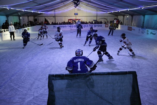 Дети играют к хоккей на катке в Иерусалиме.