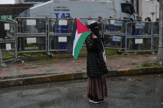 Пропалестинская демонстрация у израильского консульства в Стамбуле 26 марта 2026 года.