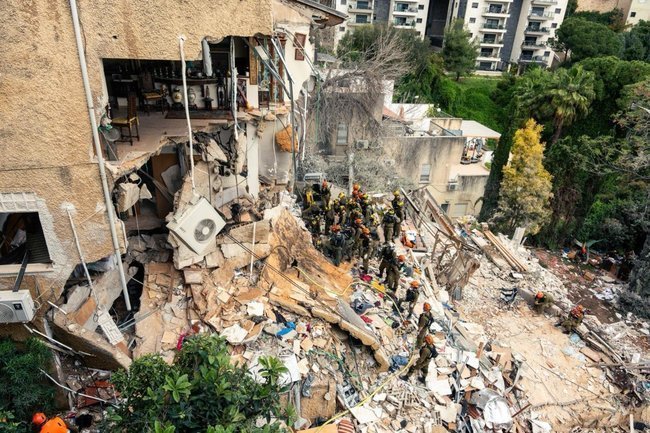 На месте падения иранской ракеты в Хайфе