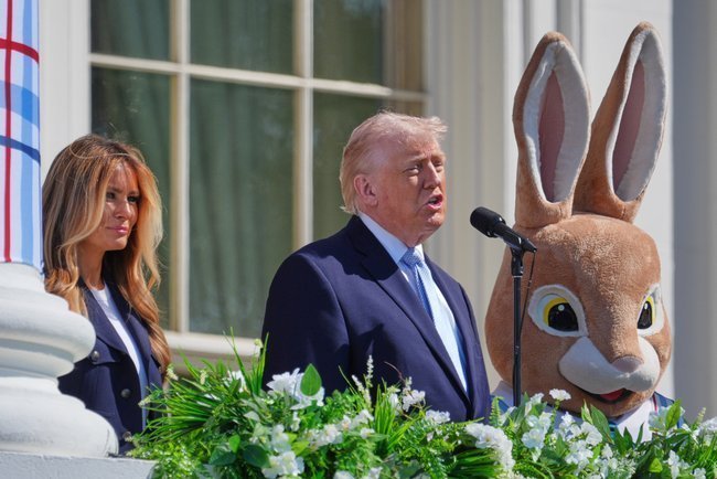 Дональд Трамп отвечает на вопрос, являются ли удары по мостам в Иране военным преступлением.