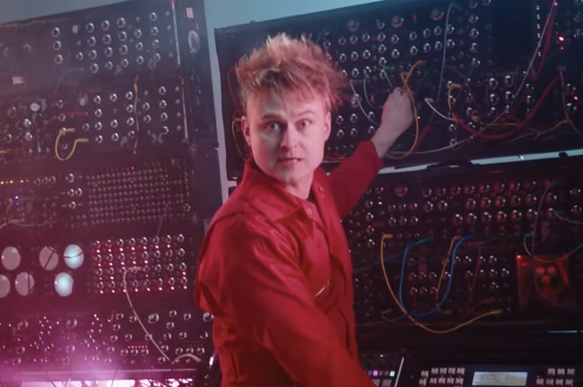 Певец из Великобритании  Look Mum No Computer