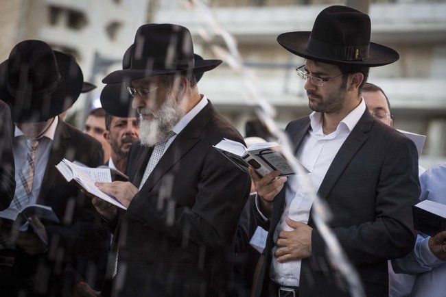 Евреи молятся на улице