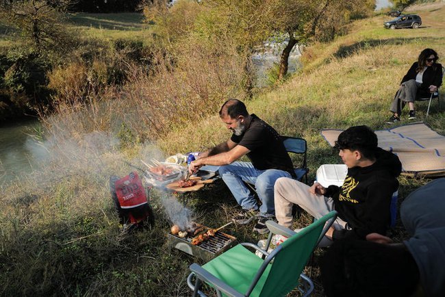 Люди наслаждаются пикником в солнечный день на севере Израиля
