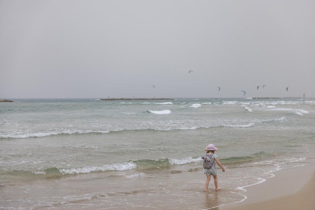 девочка на пляже Тель-Авива в хамсин