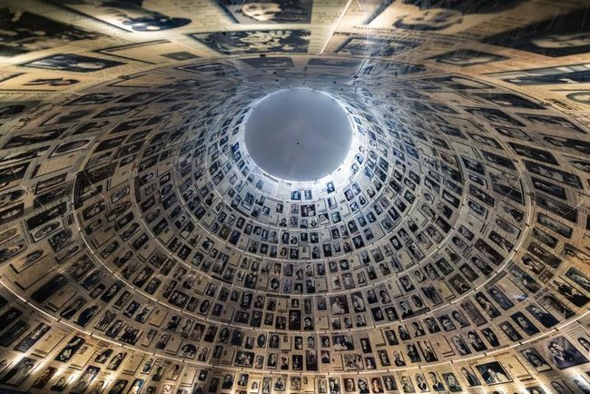 Зал имен в мемориальном музее Холокоста Яд Ва-шем в Иерусалиме, накануне Дня памяти жертв Холокоста