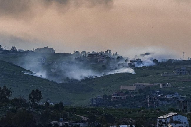 Дым поднимается над южным Ливаном во время израильской военной операции