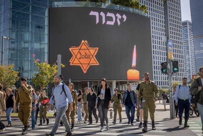 День Катастрофы памятный баннер в Тель-Авиве