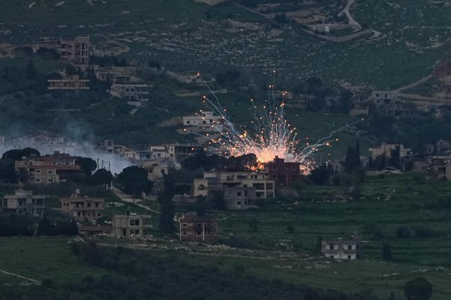 Дым и огонь поднимаются над южным Ливаном во время израильской военной операции