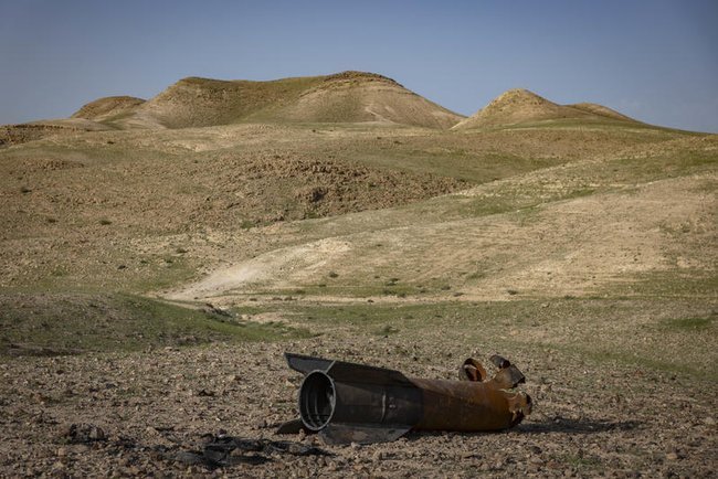 Обломок иранской баллистической ракеты в пустыне возле Арада после обстрела Израиля