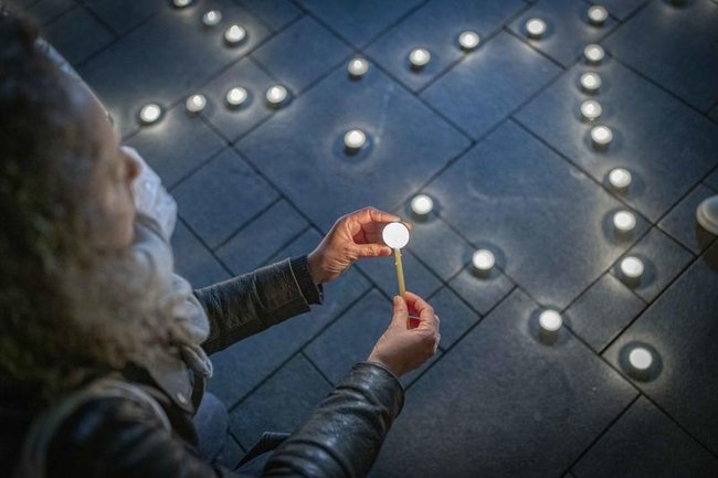 Зажжение свечей в память о жертвах теракта на пляже Бонди-Бич в Австралии.