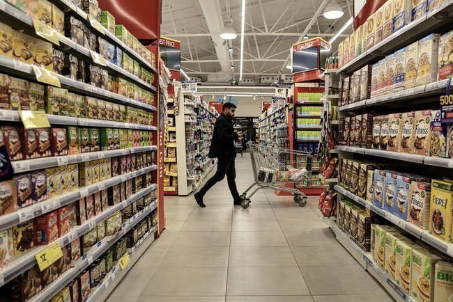 Посетители в супермаркете сети Carrefour в Израиле.