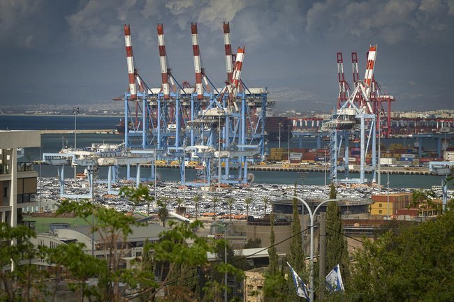 Вид порта в Хайфе.