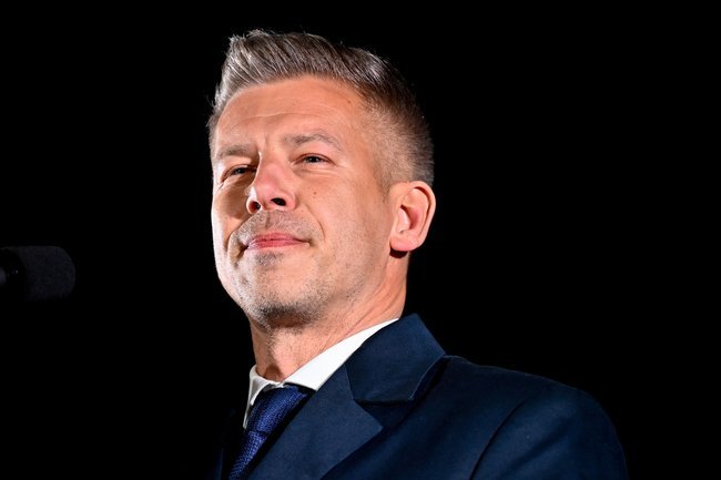 Лидер партии «Тиса» Петер Мадьяр празднует победу на выборах в венгерский парламент.