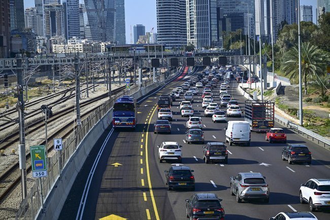 Автомобильный трафик на шоссе Аялон в Тель-Авиве.