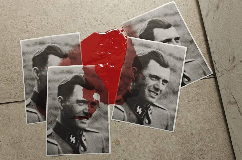 Разбрасанные фото доктора Менгеле у отделения Минздрава. фото: пресс-служба Миздрава