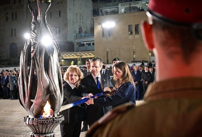 Зажигание огня у Стены Плача в День памяти