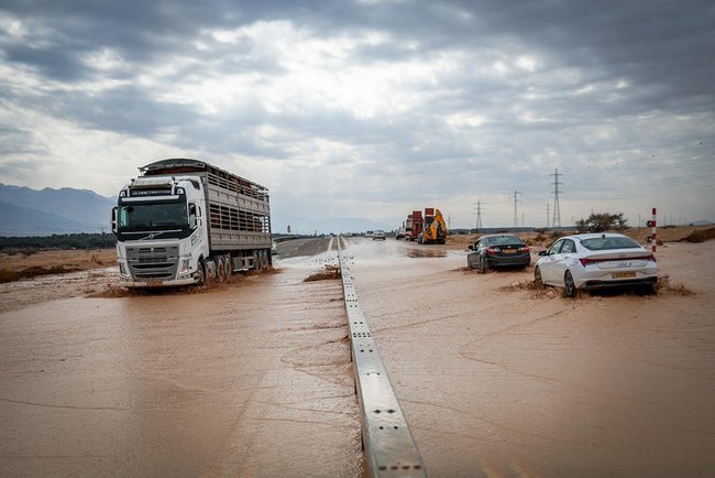 Затопленные дороги в пустыне Негев