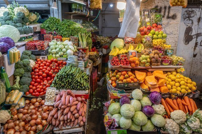 Вид на лавку с овощами и фруктами на рынке Махане-Иегуда в Иерусалиме