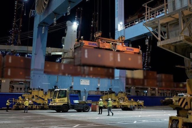 Разгрузка военного груза из корабля