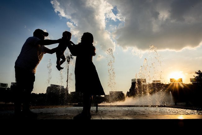 Вид фонтана в Бухаресте на закате.