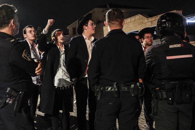 Протест ультраортодоксов у дома главы военной полиции Юваля Ямина в Ашкелоне.