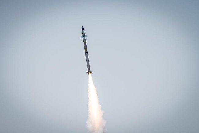 Ракета-перехватчик «Железного купола» в небе над Израилем.