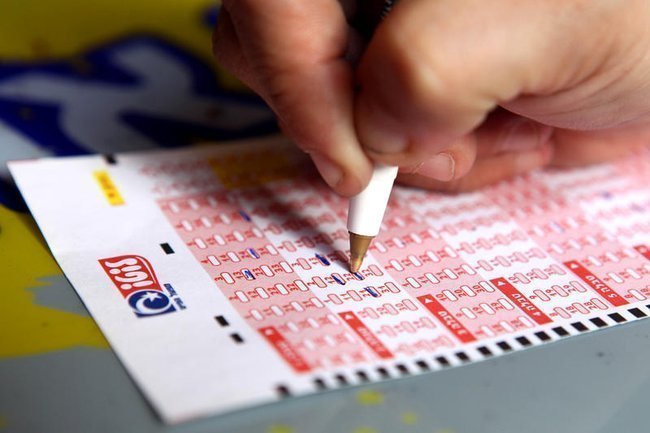 Израильтяне заполняют лотерейные билеты «Лотто».