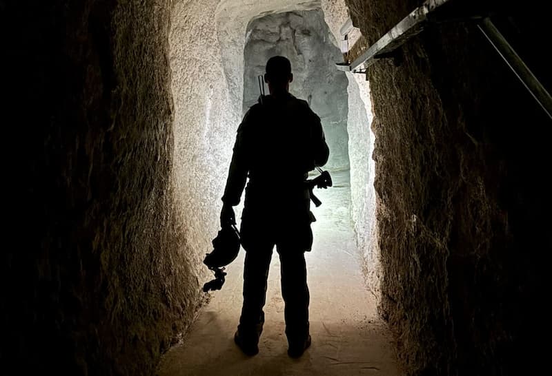 Боец ЦАХАЛ на входе в туннель «Хизбаллы» в Кантаре.