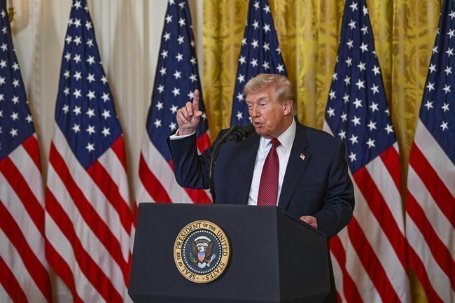 Президент США Дональд Трамп на трибуне в Белом Доме
