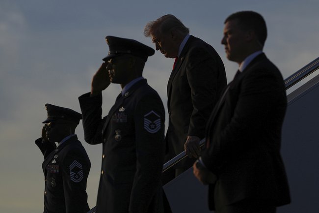 Президент США Дональд Трамп на трапе самолета Air Force One 1 мая 2026 года.