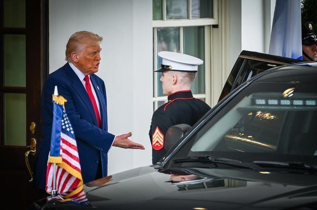 Дональд Трамп приветствует Биньямина Нетаниягу в Белом доме.