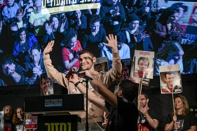 Бывший заложник Максим Харкин на акции протеста на «Площади заложников» в Тель-Авиве, 2025 год.