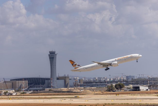 Самолет авиакомпании Etihad Airways взлетает в международном аэропорту Бен-Гурион