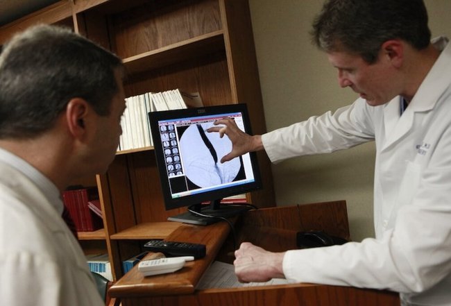 Врач изучает результаты обследования пациента с рассеянным склерозом