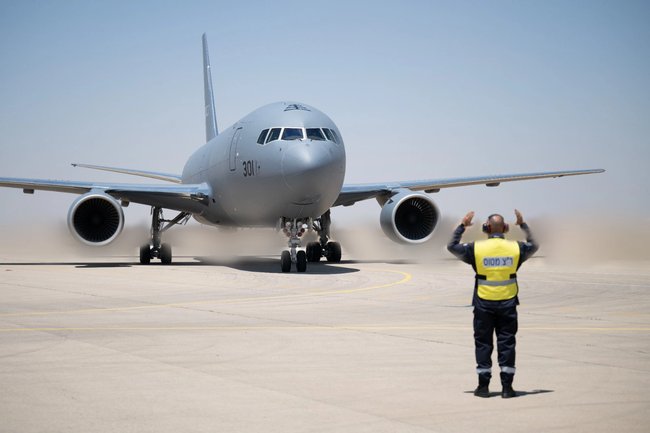 Самолет-заправщик KC-46 («Гидеон») на взлетно-посадочной полосе в Израиле.