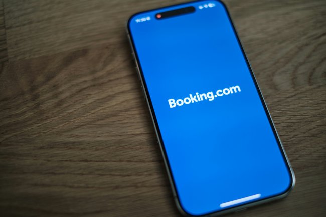 телефон с приложением Booking.com