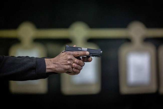 Израильтянин стреляет из пистолета.