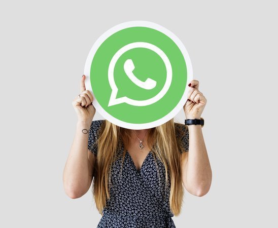 девушка с логотипом WhatsApp