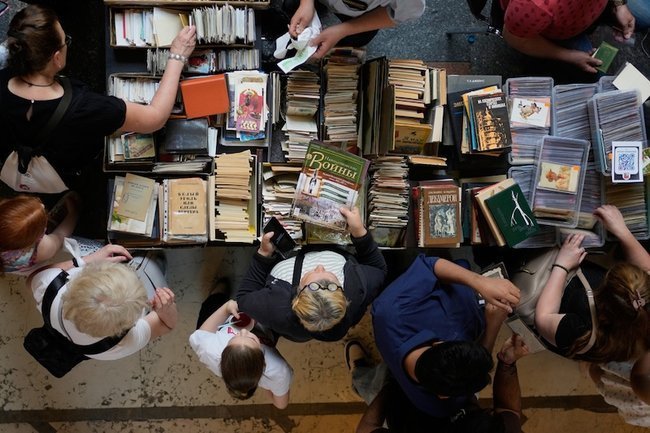 Посетители рассматривают книги на книжном фестивале