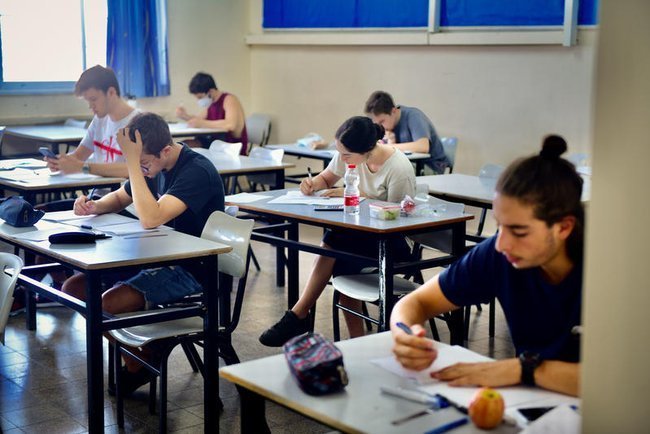 Израильские старшеклассники сдают экзамен на аттестат зрелости (багрут)