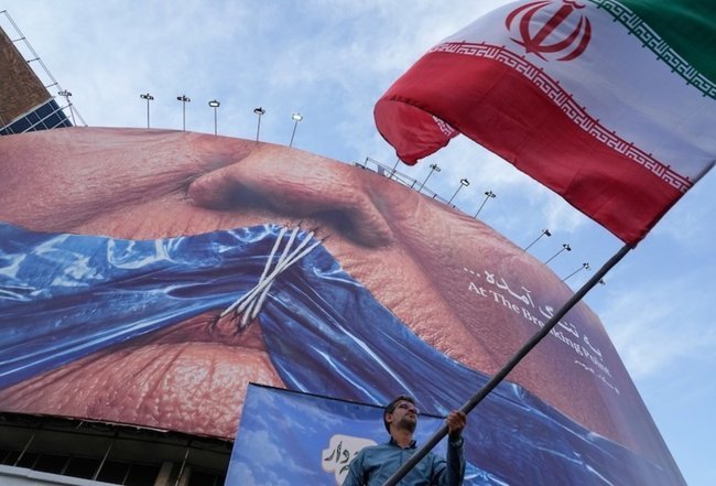 Проправительственная акция в Тегеране на фоне билборда с изображением Ормузского пролива и Дональда Трампа