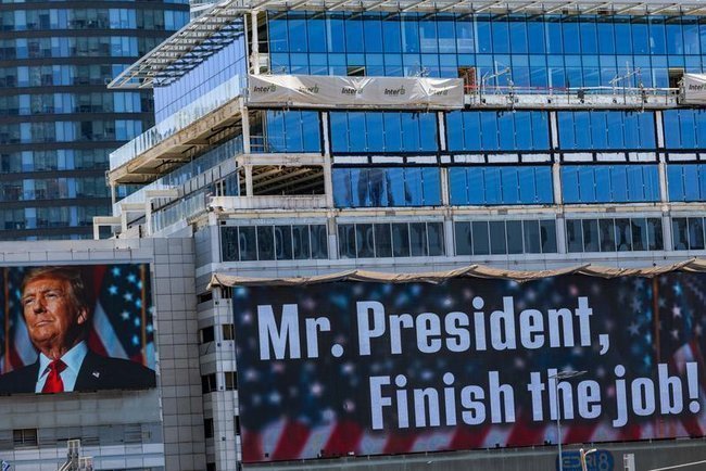 Баннер с призывом к Трампу на шоссе Аялон.